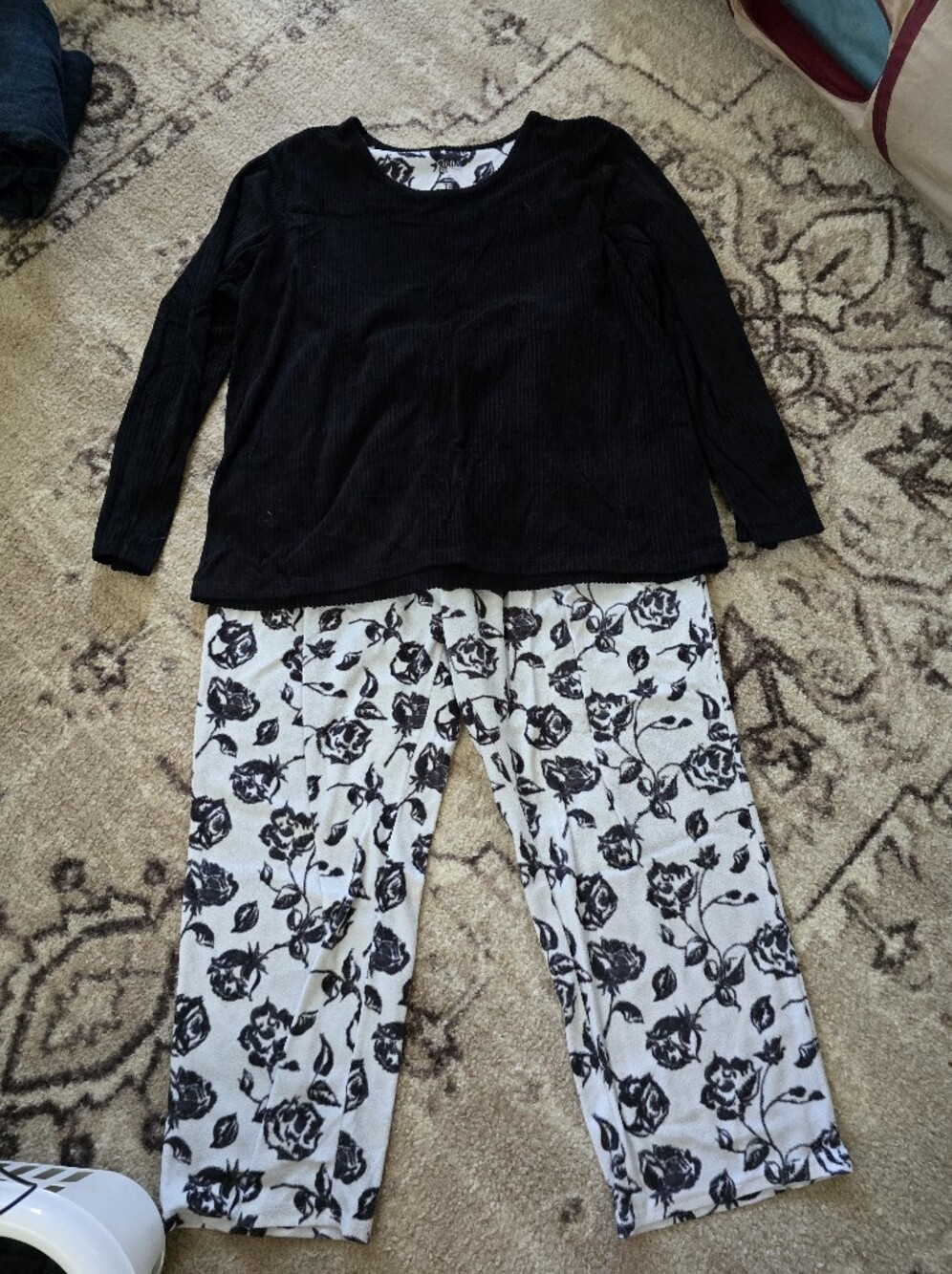 croft & barrow Black Top with White Floral Pajama Pants